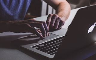 迷你台球比赛：全民娱乐新潮流，小型台球